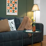 Design-led With Private Balcony, Lejlighed *