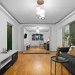 Design-led With Private Balcony, Bukarest