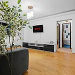 Design-led With Private Balcony, Boekarest