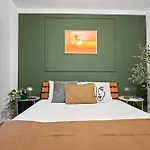 Design-led With Private Balcony, Boekarest