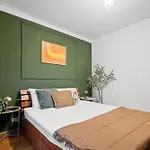 Design-led With Private Balcony, Lejlighed Bukarest