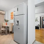 Design-led With Private Balcony, Lejlighed