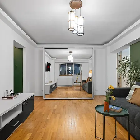 Design-led With Private Balcony, Bükreş