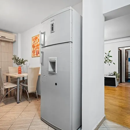 Design-led With Private Balcony, Appartement