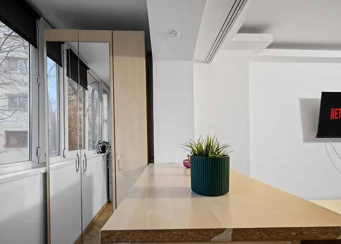 Design-led With Private Balcony, Appartement Boekarest