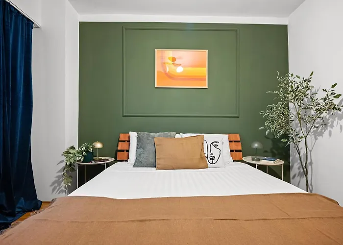 Design-led With Private Balcony, Boekarest